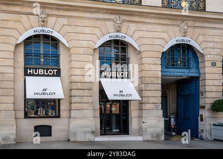 Außenansicht der Boutique Hublot am Place Vendôme in Paris. Hublot ist ein Schweizer Unternehmen, das sich auf Feinuhrmacherei des LVMH spezialisiert hat Stockfoto