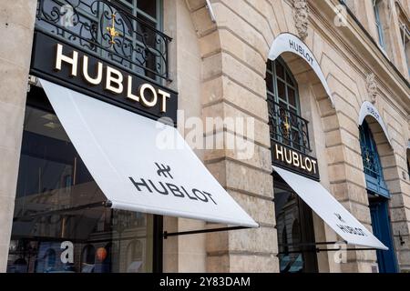 Schild und Logo der Boutique Hublot am Place Vendôme in Paris. Hublot ist ein Schweizer Unternehmen, das sich auf Feinuhrmacherei des LVMH spezialisiert hat Stockfoto