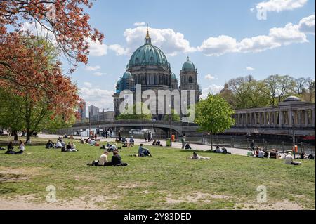 26.04.2022, Berlin, Deutschland, Europa - Blick auf den grasbewachsenen James-Simon-Park am Ufer der Spree und dem Berliner Dom. Stockfoto