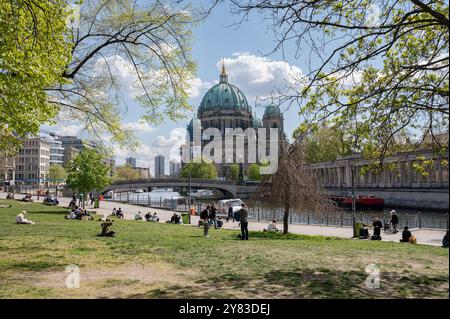 26.04.2022, Berlin, Deutschland, Europa - Blick auf den grasbewachsenen James-Simon-Park am Ufer der Spree und dem Berliner Dom. Stockfoto