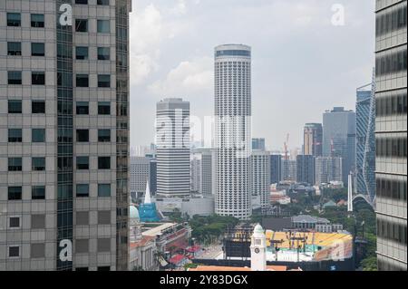 01.08.2023, Singapur, Republik Singapur, Asien - Blick von der Green Oasis Aussichtsplattform auf den neuen CapitaSpring Wolkenkratzer am Raffles Place. Stockfoto