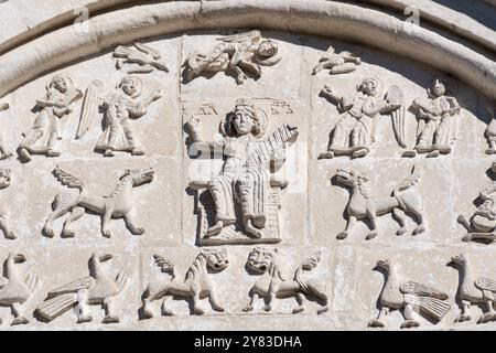 Mittelalterliche Basreliefskulpturen, die König David umgeben von Engeln und Tieren darstellen, an der Fassade der St. Demetrius Kathedrale in Wladimir, Russland Stockfoto