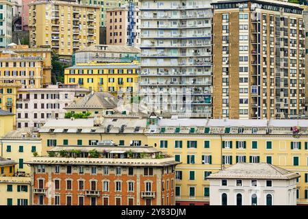 Genua, Italien - 27. Mai 2024: Schöne Panoramastraße Genovas, historische mehrstöckige Architektur auf einem Hügel, mehrstöckige Apartmenthäuser Stockfoto