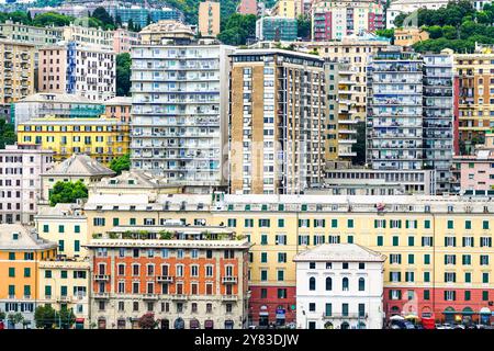 Genua, Italien - 27. Mai 2024: Schöne Panoramastraße Genovas, historische mehrstöckige Architektur auf einem Hügel, mehrstöckige Apartmenthäuser Stockfoto