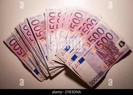 Nahaufnahme eines Vorrats von Euro-Banknoten auf dem Tisch. Ein Bündel von 500 Euro-Banknoten. Euro-Geld, Euro-Cash-Hintergrund. Stockfoto