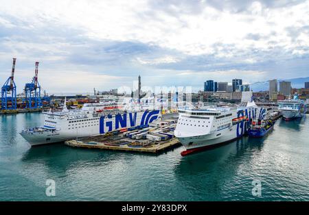 Genua, Italien, 27. Mai 2024: GNV Allegra und Excelsior Passagier- und Ro-Ro-Frachtschiffe am Hafenpier Stockfoto