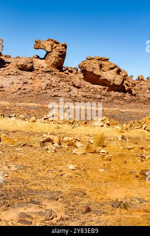 Sahara-Wüste. Sand und erstaunliche, einzelne Felsformation. Ein Inselberg in Tegharghart, südlich von Djanet, Südalgerien, Nordafrika, Stockfoto