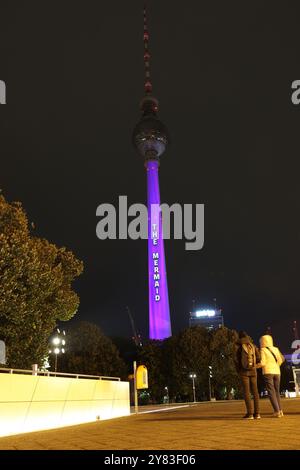 Berlin, Deutschland. Oktober 2024. Die Kostümprobe für das „Festival of Lights“ findet am Fernsehturm statt. Unter dem Motto „Celebrating Freedom“ wird das Festival vom 4. Bis 13. Oktober 2024 zwischen 19:00 und 23:00 Uhr an 50 Orten präsentiert. Quelle: Jörg Carstensen/dpa/Alamy Live News Stockfoto