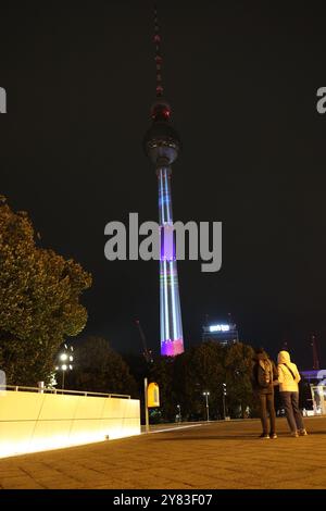 Berlin, Deutschland. Oktober 2024. Die Kostümprobe für das „Festival of Lights“ findet am Fernsehturm statt. Unter dem Motto „Celebrating Freedom“ wird das Festival vom 4. Bis 13. Oktober 2024 zwischen 19:00 und 23:00 Uhr an 50 Orten präsentiert. Quelle: Jörg Carstensen/dpa/Alamy Live News Stockfoto