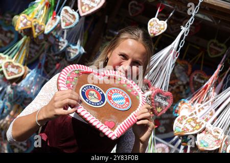 MÜNCHEN, DEUTSCHLAND - SEPTEMBER 30: Klara Buehl vom FC Bayern München besucht am 30. September 2024 das Oktoberfest der KAEFER Schaenke in München. © diebilderwelt / Alamy Stock Stockfoto