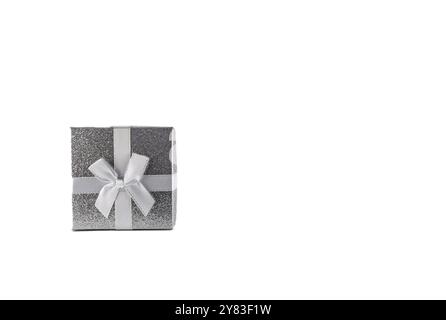 Silberne dekorative quadratische kleine Box mit weißer Schleife auf weißem Hintergrund für Weihnachtsgeschenke für Frau, für Ehemann, für Freundin, für Freund Stockfoto