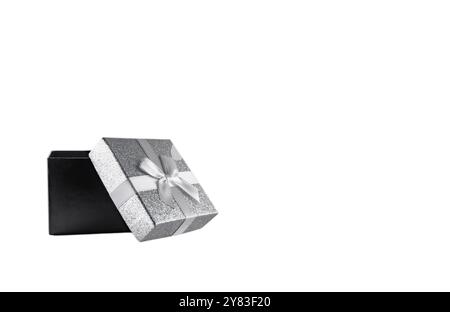 Silberne dekorative quadratische kleine Box mit weißer Schleife auf weißem Hintergrund für Weihnachtsgeschenke für Frau, für Ehemann, für Freundin, für Freund Stockfoto
