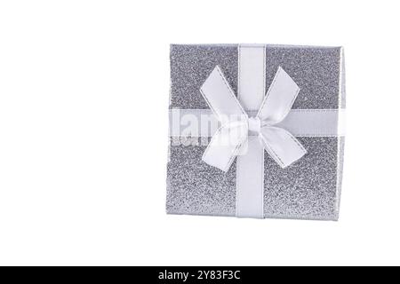Silberne dekorative quadratische kleine Box mit weißer Schleife auf weißem Hintergrund für Weihnachtsgeschenke für Frau, für Ehemann, für Freundin, für Freund Stockfoto