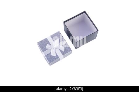 Silberne dekorative quadratische kleine Box mit weißer Schleife auf weißem Hintergrund für Weihnachtsgeschenke für Frau, für Ehemann, für Freundin, für Freund Stockfoto