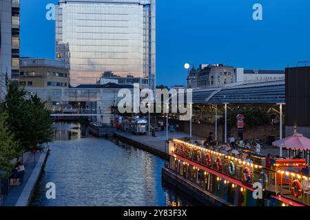 Im Sommer genießen die Leute die Nächte entlang des Grand Union Canal im Paddington Basin Stockfoto