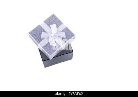 Silberne dekorative quadratische kleine Box mit weißer Schleife auf weißem Hintergrund für Weihnachtsgeschenke für Frau, für Ehemann, für Freundin, für Freund Stockfoto