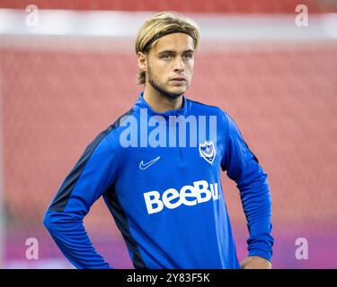 Oktober 2024; Bet365 Stadium, Stoke, Staffordshire, England; EFL Championship Football, Stoke City gegen Portsmouth; Ryley Towler aus Portsmouth während des warm Up Stockfoto