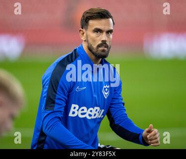 Oktober 2024; Bet365 Stadium, Stoke, Staffordshire, England; EFL Championship Football, Stoke City gegen Portsmouth; Marlon Pack of Portsmouth während des Aufwärmens Stockfoto