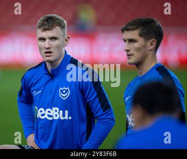 Oktober 2024; Bet365 Stadium, Stoke, Staffordshire, England; EFL Championship Football, Stoke City gegen Portsmouth; Mark O'Mahony aus Portsmouth während des warm Up Stockfoto