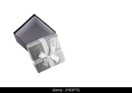 Silberne dekorative quadratische kleine Box mit weißer Schleife auf weißem Hintergrund für Weihnachtsgeschenke für Frau, für Ehemann, für Freundin, für Freund Stockfoto