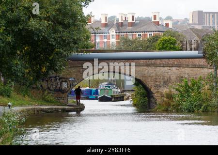 Wir nähern uns Sheffield auf dem Sheffield & Tinsley Kanal Stockfoto