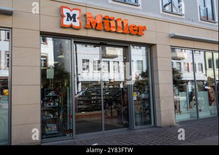 Müller-Filiale in der Maximilianstraße, Speyer , Deutschland, Rheinland-Pfalz, Speyer, 02.10.2024, die Müller-Filiale in der Maximilianstraße in Speyer, mit einem großen Sortiment an Drogerie- und Kosmetikartikeln, aufgenommen an einem klaren Tag. *** Müller-Geschäft in der Maximilianstraße, Speyer, Deutschland, Rheinland-Pfalz, Speyer, 02 10 2024, das Müller-Geschäft in der Maximilianstraße in Speyer, mit einem großen Sortiment an Drogerien- und Kosmetikartikeln, aufgenommen an einem klaren Tag Stockfoto