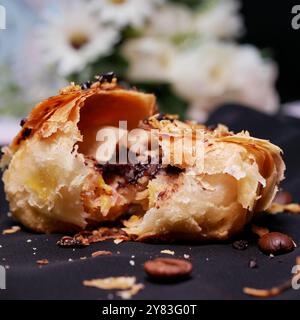 Bolen ist ein traditioneller Kuchen oder Brot aus Bandung, Indonesien. Bolen hat eine weiche Textur und wird normalerweise mit verschiedenen Füllungen wie gefüllt Stockfoto