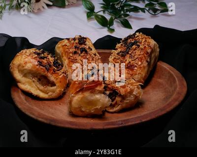 Bolen ist ein traditioneller Kuchen oder Brot aus Bandung, Indonesien. Bolen hat eine weiche Textur und wird normalerweise mit verschiedenen Füllungen wie gefüllt Stockfoto