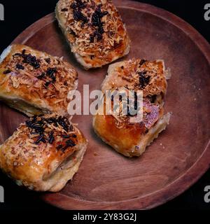 Bolen ist ein traditioneller Kuchen oder Brot aus Bandung, Indonesien. Bolen hat eine weiche Textur und wird normalerweise mit verschiedenen Füllungen wie gefüllt Stockfoto