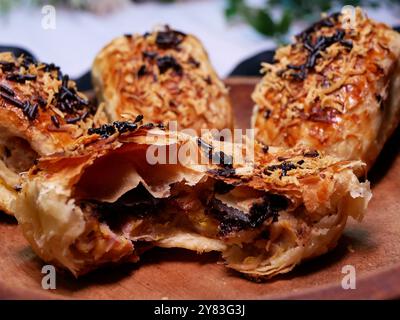 Bolen ist ein traditioneller Kuchen oder Brot aus Bandung, Indonesien. Bolen hat eine weiche Textur und wird normalerweise mit verschiedenen Füllungen wie gefüllt Stockfoto