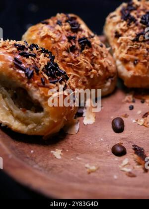 Bolen ist ein traditioneller Kuchen oder Brot aus Bandung, Indonesien. Bolen hat eine weiche Textur und wird normalerweise mit verschiedenen Füllungen wie gefüllt Stockfoto