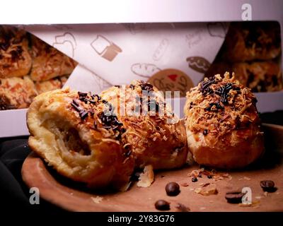 Bolen ist ein traditioneller Kuchen oder Brot aus Bandung, Indonesien. Bolen hat eine weiche Textur und wird normalerweise mit verschiedenen Füllungen wie gefüllt Stockfoto