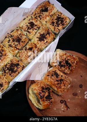 Bolen ist ein traditioneller Kuchen oder Brot aus Bandung, Indonesien. Bolen hat eine weiche Textur und wird normalerweise mit verschiedenen Füllungen wie gefüllt Stockfoto