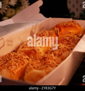 Bolen ist ein traditioneller Kuchen oder Brot aus Bandung, Indonesien. Bolen hat eine weiche Textur und wird normalerweise mit verschiedenen Füllungen wie gefüllt Stockfoto