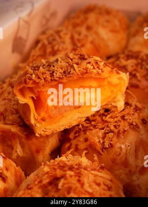 Bolen ist ein traditioneller Kuchen oder Brot aus Bandung, Indonesien. Bolen hat eine weiche Textur und wird normalerweise mit verschiedenen Füllungen wie gefüllt Stockfoto