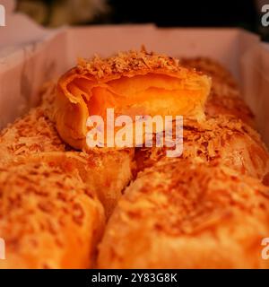 Bolen ist ein traditioneller Kuchen oder Brot aus Bandung, Indonesien. Bolen hat eine weiche Textur und wird normalerweise mit verschiedenen Füllungen wie gefüllt Stockfoto