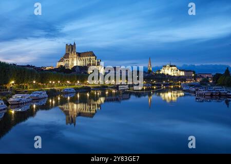 Kathedrale und Abtei am Fluss Yonne, Auxerre, Burgund, Frankreich Stockfoto