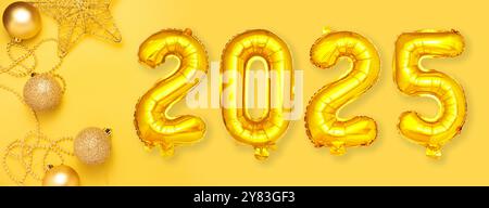 Goldene Folienballons mit der Nummer 2025. Frohes neues Jahr und weihnachtsferienkonzept. Kopierbereich in der Draufsicht. Stockfoto