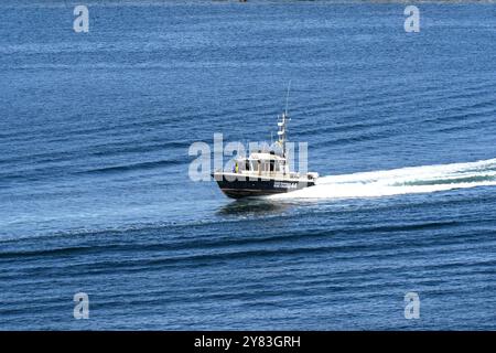 Nanortalik, Grönland - 27. August 2024: Motorboot mit Geschwindigkeit in der Nähe der abgelegenen Stadt Nanortalik Stockfoto