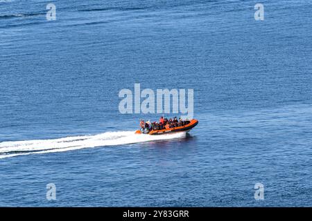 Nanortalik, Grönland - 27. August 2024: Mit dem Motorboot fahren Touristen auf eine Besichtigungstour in der Nähe der abgelegenen Stadt Nanortalik Stockfoto