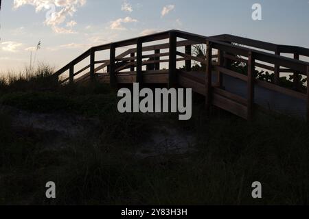 Wooden Beach Access Bridge am sonnigen Tag Blauer Himmel weiße Wolken in Richtung St. Pete Beach, FL in Richtung Golf von Mexiko. Blick auf Sand und Hafer. Stockfoto