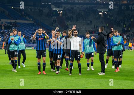 Gelsenkirchen, Deutschland. Oktober 2024. Fußball: Champions League, Shakhtar Donetsk - Atalanta Bergamo, Vorrunde, Spieltag 2, Veltins Arena: Die Bergamo-Spieler danken ihren Fans. Quelle: David Inderlied/dpa/Alamy Live News Stockfoto