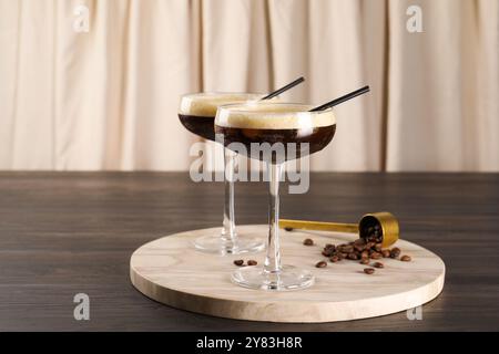 Frischer Kaffee Cocktail in Gläsern und Bohnen auf Holztisch Stockfoto