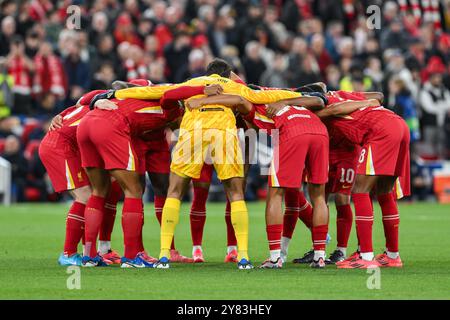 Liverpool, Großbritannien. Oktober 2024. Liverpool tritt am 2. Oktober 2024 in Anfield, Liverpool, Vereinigtes Königreich, vor dem Spiel der UEFA Champions League - League Stadium Liverpool gegen Bologna ein (Foto: Craig Thomas/News Images) Credit: News Images LTD/Alamy Live News Stockfoto