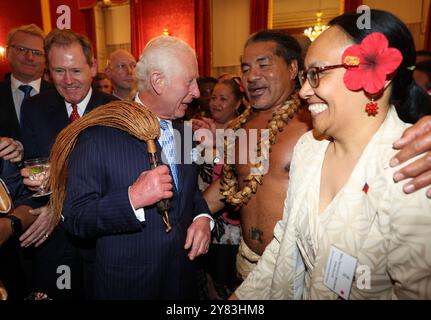 König Karl III. Reagiert, als der ehemalige samoanische Rugbyspieler Freddie Tuilagi während eines Empfangs im St. James's Palace in London tanzt, um die Commonwealth Diaspora zu feiern, bevor die Regierungschefs des Commonwealth in Samoa zusammentreffen. Bilddatum: Mittwoch, 2. Oktober 2024. Stockfoto