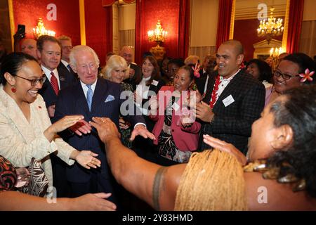 König Karl III. Reagiert, als der ehemalige samoanische Rugbyspieler Freddie Tuilagi während eines Empfangs im St. James's Palace in London tanzt, um die Commonwealth Diaspora zu feiern, bevor die Regierungschefs des Commonwealth in Samoa zusammentreffen. Bilddatum: Mittwoch, 2. Oktober 2024. Stockfoto