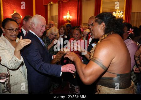 König Karl III. Reagiert, als der ehemalige samoanische Rugbyspieler Freddie Tuilagi während eines Empfangs im St. James's Palace in London tanzt, um die Commonwealth Diaspora zu feiern, bevor die Regierungschefs des Commonwealth in Samoa zusammentreffen. Bilddatum: Mittwoch, 2. Oktober 2024. Stockfoto