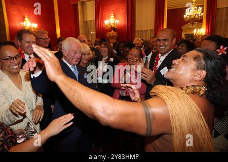 König Karl III. Reagiert, als der ehemalige samoanische Rugbyspieler Freddie Tuilagi während eines Empfangs im St. James's Palace in London tanzt, um die Commonwealth Diaspora zu feiern, bevor die Regierungschefs des Commonwealth in Samoa zusammentreffen. Bilddatum: Mittwoch, 2. Oktober 2024. Stockfoto