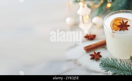 Eleganter Weihnachtscocktail im Whiskey-Glas mit festlicher Dekoration, cremigem Wintergetränk auf Marmortisch, goldenen Akzenten und Bokeh-Backgrou Stockfoto