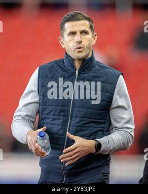 Oktober 2024; Bet365 Stadium, Stoke, Staffordshire, England; EFL Championship Football, Stoke City gegen Portsmouth; Portsmouth Manager John Mousinho Stockfoto